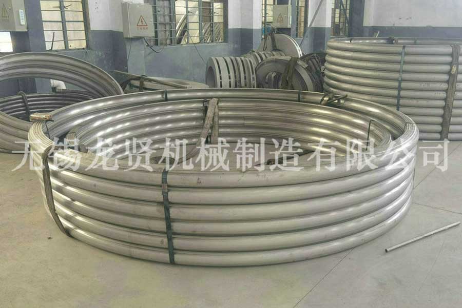 高速公路上的半圓管！